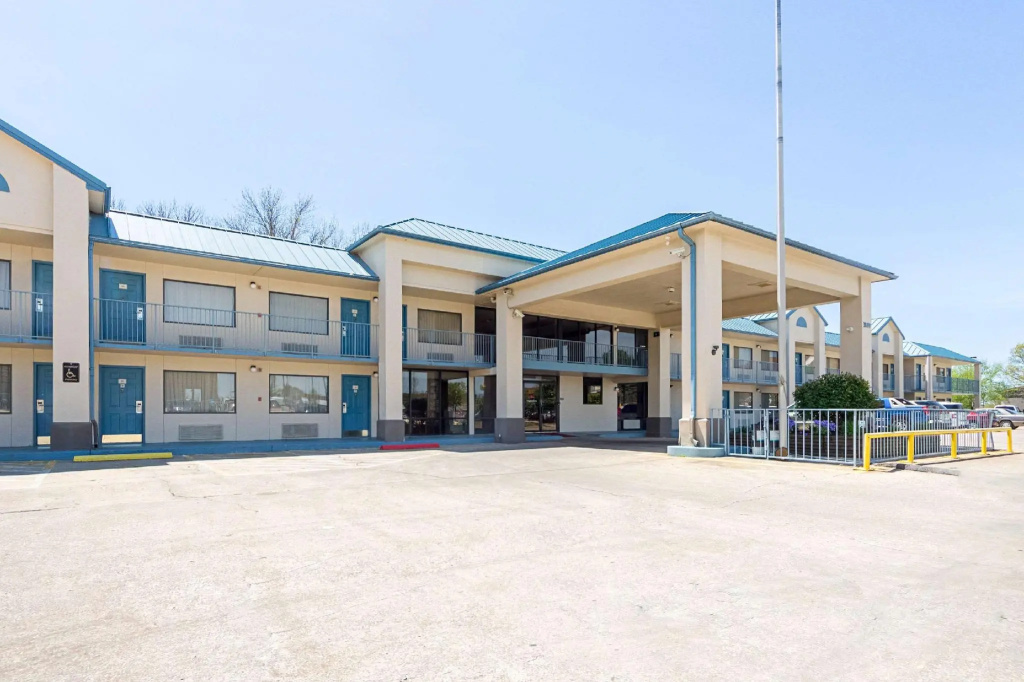 Econo Lodge Inn & Suites