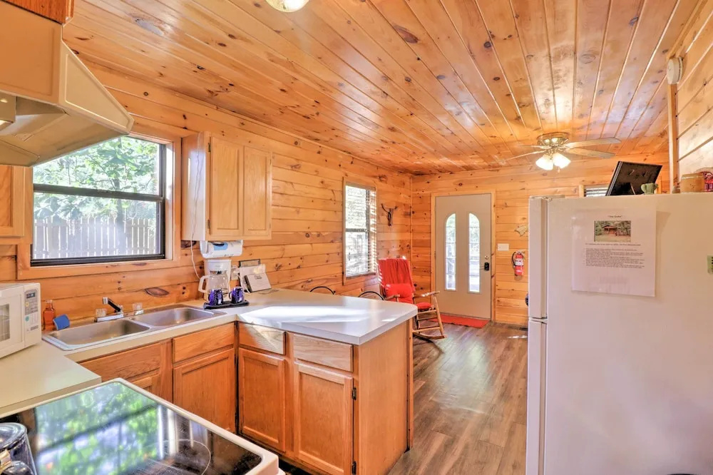 Cozy Cabin w/ Hot Tub - 4 Mi to Broken Bow Lake!