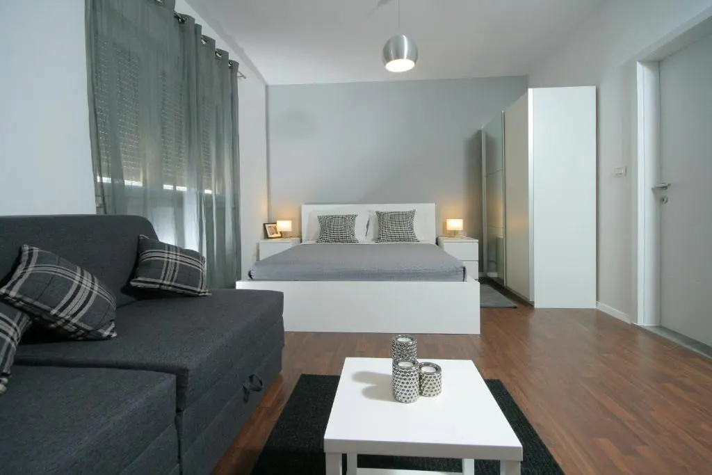 Charm Apartments And Rooms