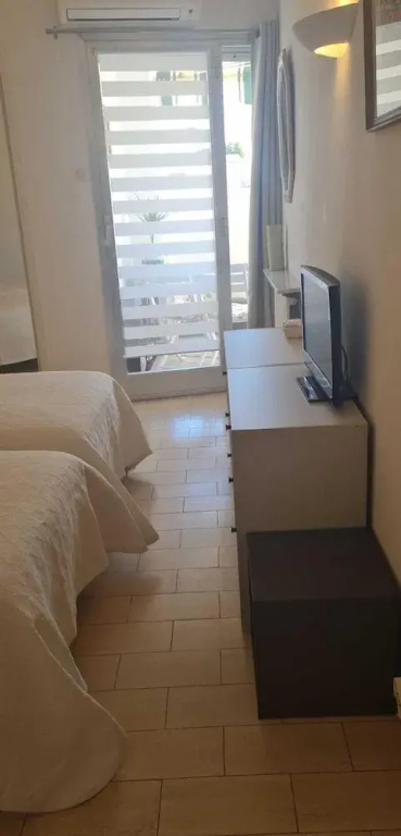 2 Bedrooms behind to the hotel Martinez