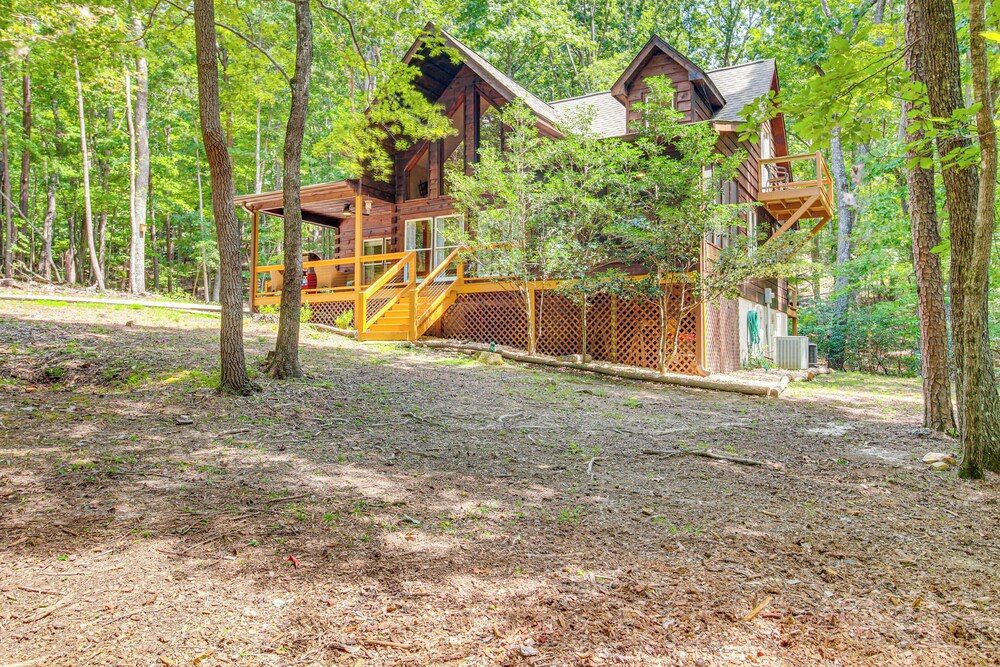 North Georgia Cabin with Hot Tub and Community Perks!