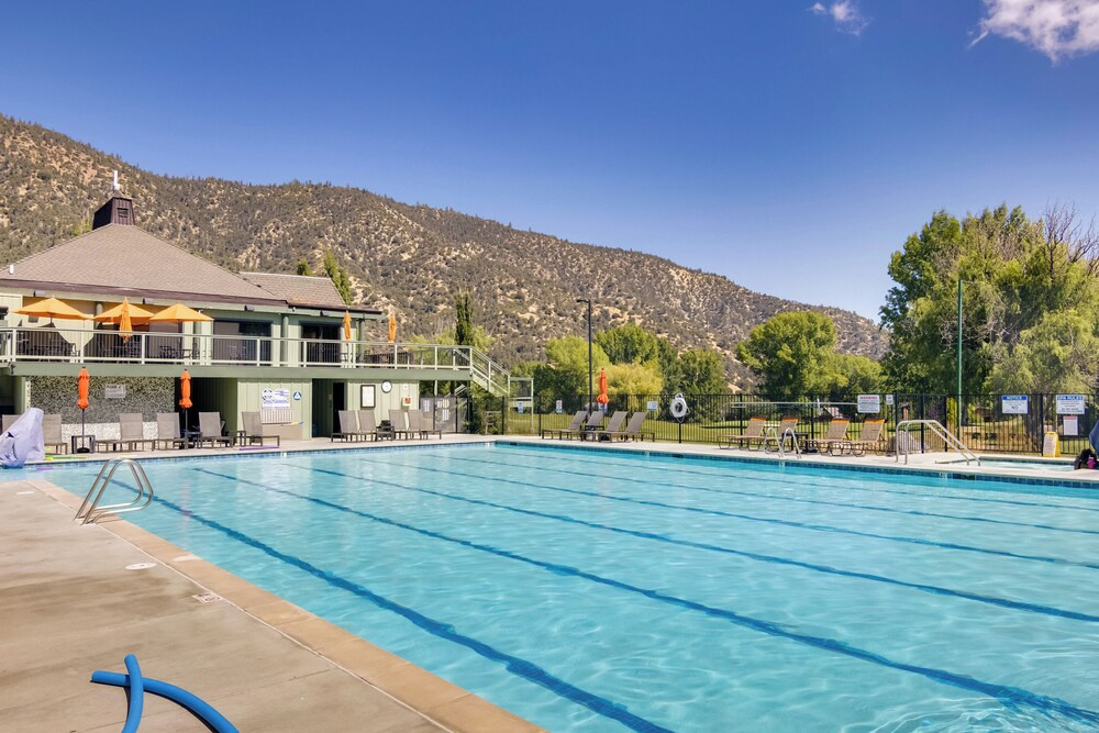 Outdoor Oasis in Pine Mountain Club! Cabin Getaway