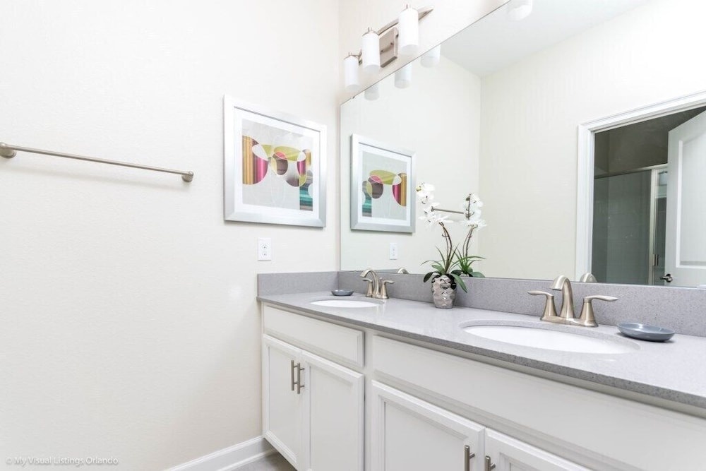 5 Bedroom Town Townhouse