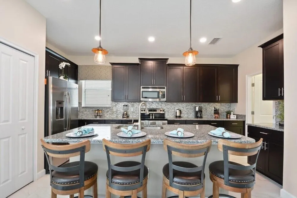 Amazing 5 Bedroom Home With Private Pool Home