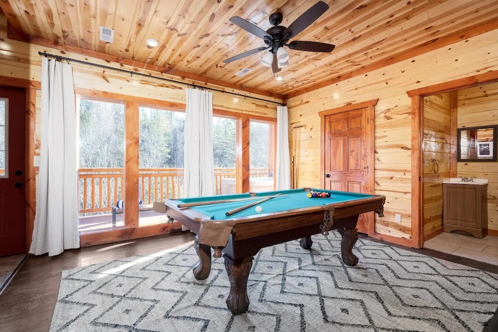 Elm by Avantstay Mountain Side Cabin w/ Movie Theatre, Indoor Pool, Hot Tub & Views