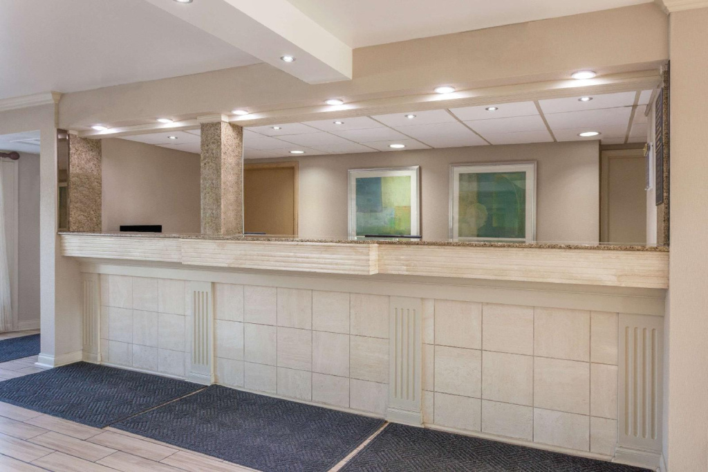 Days Inn & Suites by Wyndham Roseville/Detroit Area