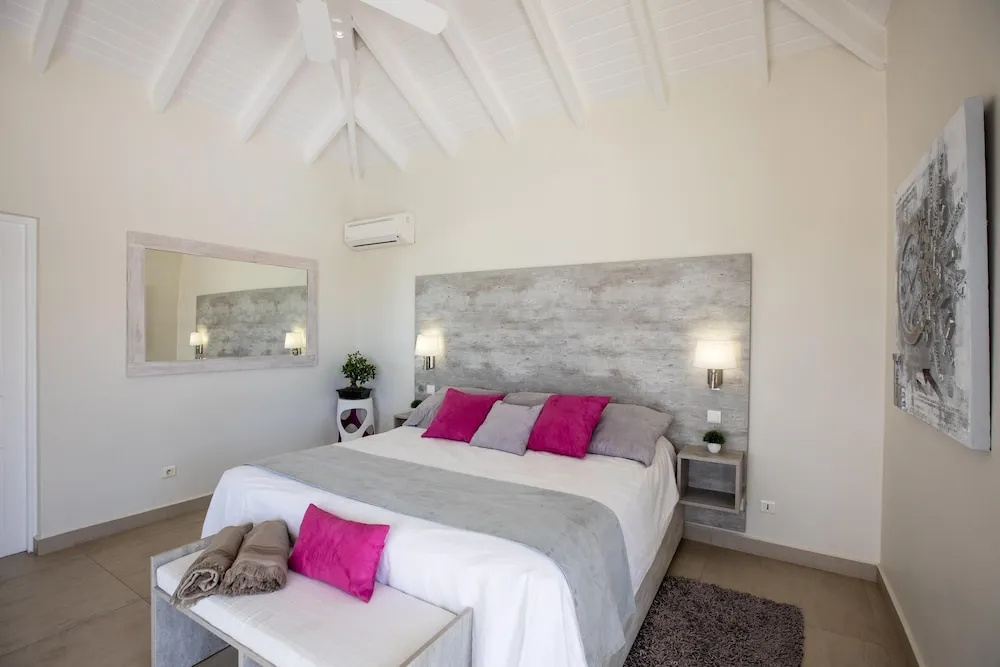 Walk to the Beach! Fabulous Villa With Huge Heated Pool, AC, Free Wifi, Ideal for Groups