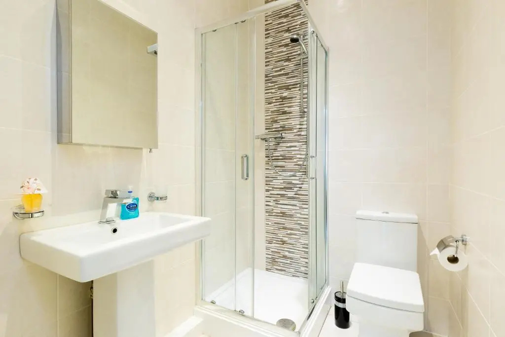 Zen Modern 2 Bedroom Apartment close to city centre ideal for a group of 4-6