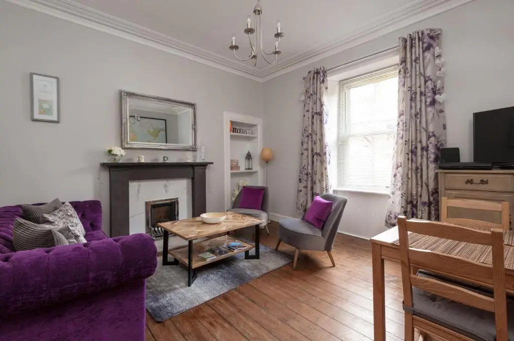 412 Lovely 2 Bedroom Apartment in Abbeyhill Colonies Near Holyrood Park and Calton Hill