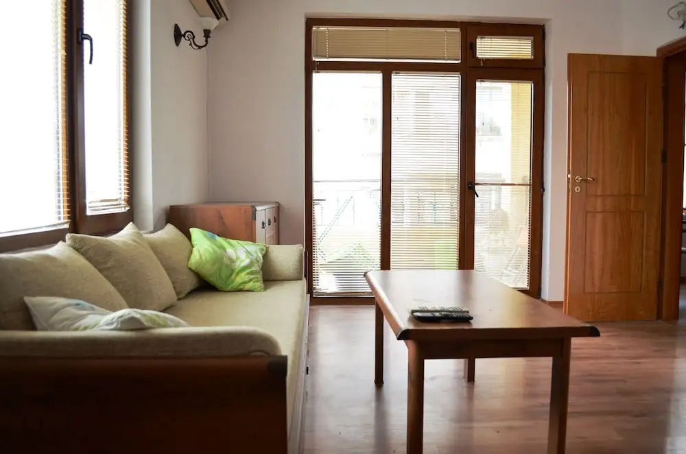 FM Premium 1-BDR Apartment-ART