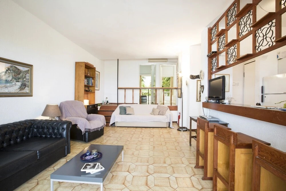 Sunny, 2-bedroom Apartment in Kallithea With a Furnished Balcony and s