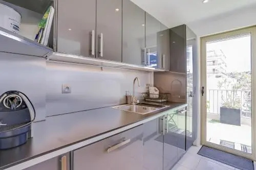 Wonderful fully renovated 2BR on the last floor.