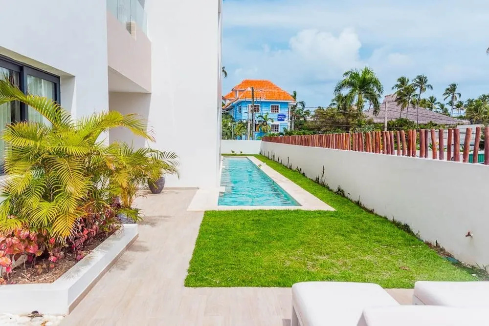 2 bed Condo With Private Picuzzi Steps From the Beach