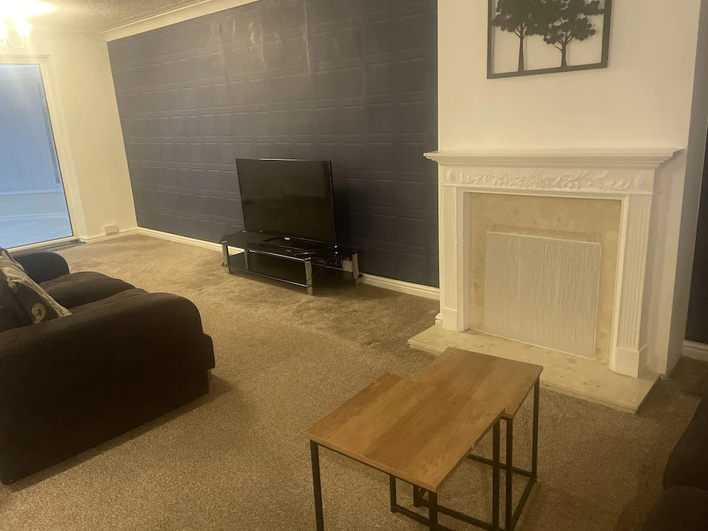4 Bedroom House - Sleeps 6 - Garden, Bbq, Parking