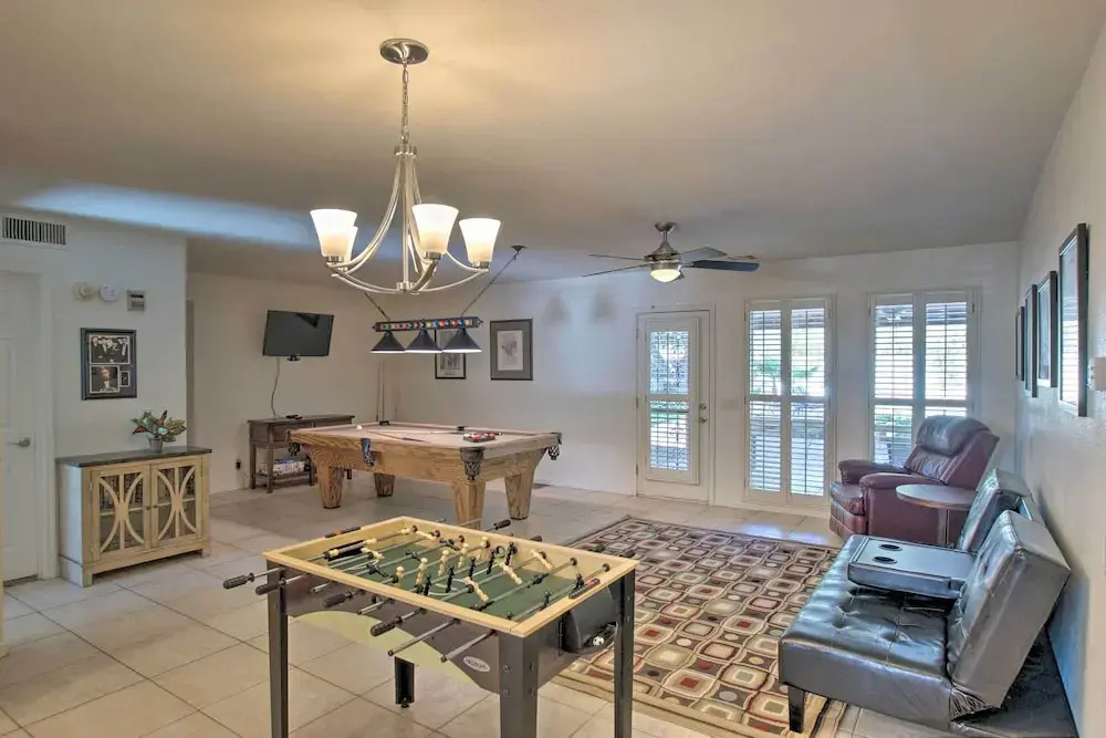 Game Room, Fire Pit & Putting Green: Glendale Home