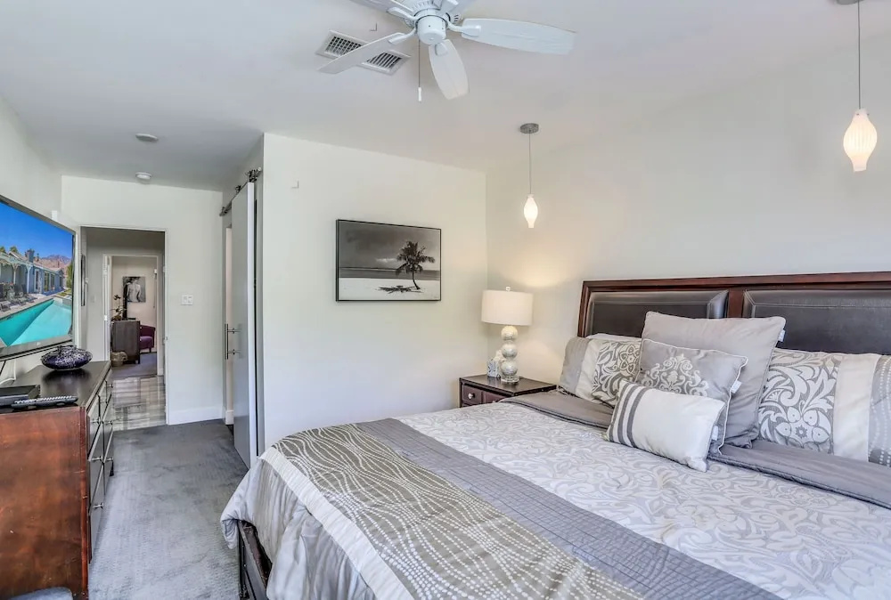 2342 N Victoria Road Home - 4 Br home by RedAwning