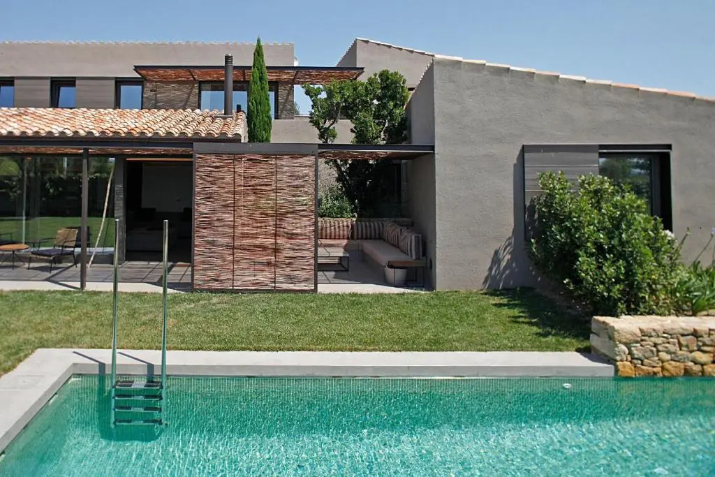 FridaysFlats, Beautiful Villa With Pool