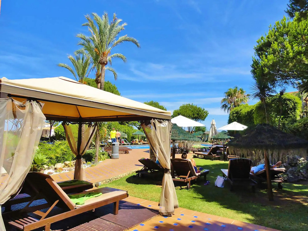 Dona Lola Martha - Spacious 3 bedroom apartment with partial sea views