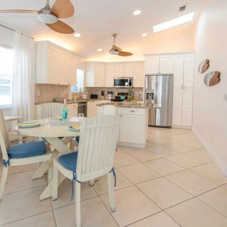 Clean Spacious Waterfront 2bd 2ba Sleeps 8