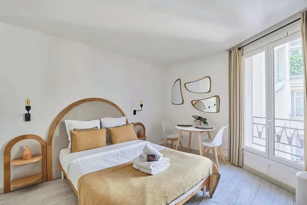 22 m2 Studio Located on the 6th Floor With Elevator: - 1 Bedroom With 140 cm Double bed - Television, Wifi - Equipped Kitchen - 1 Bathroom With Shower and 1 Toilet The Cleaning fee Includes