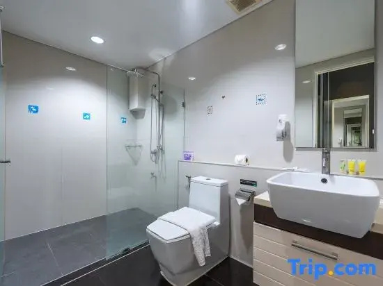 *4BR Kamala Apartment • Pool & Gym • C205