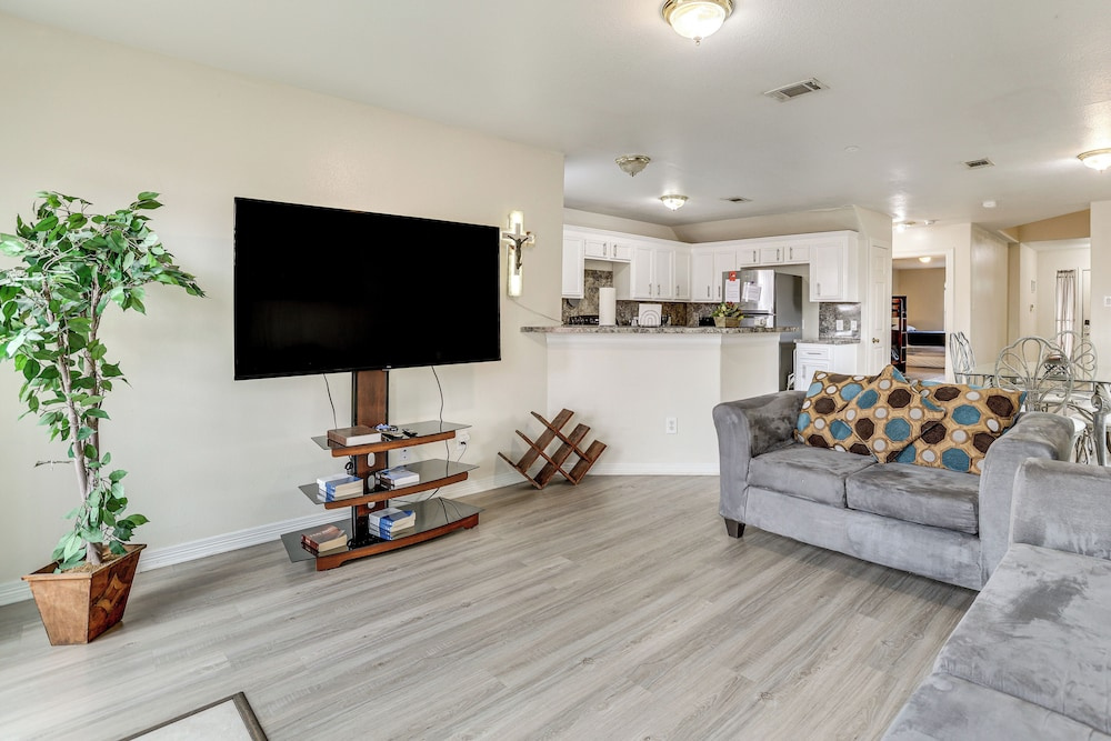 Ideal Location 4 Mi to Med Center! Houston Duplex