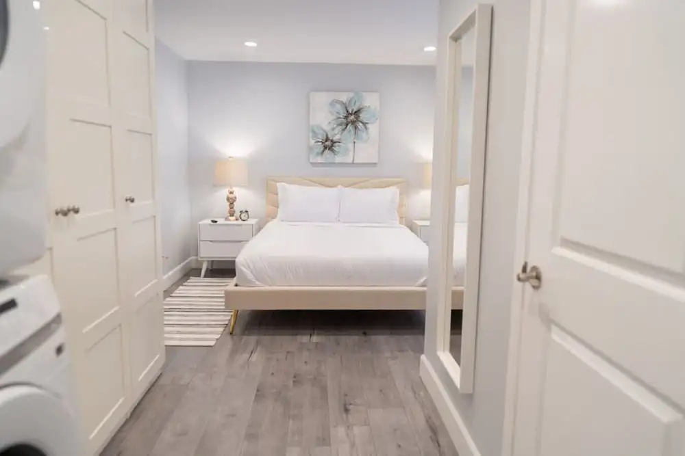 Updated 1BR House in Glendale With Private Fenced Yard p55