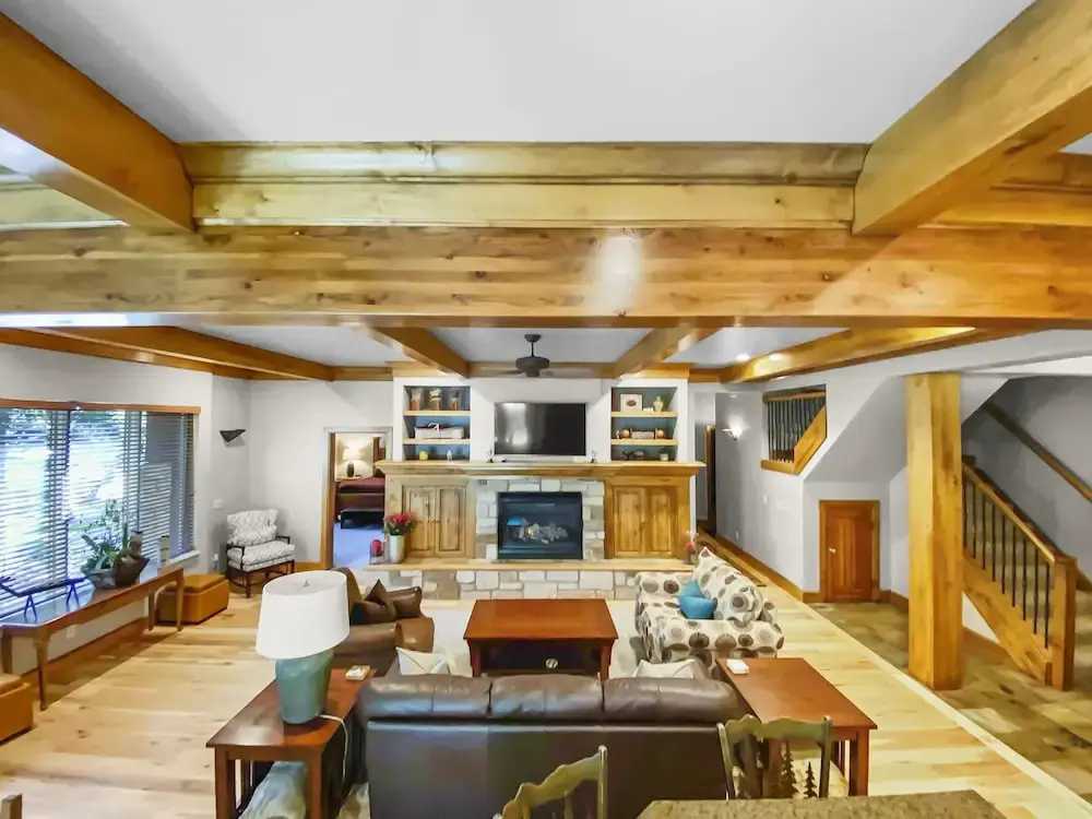 Telemark Ski . 5 Bedrooms. Sleeps 12 Home by RedAwning