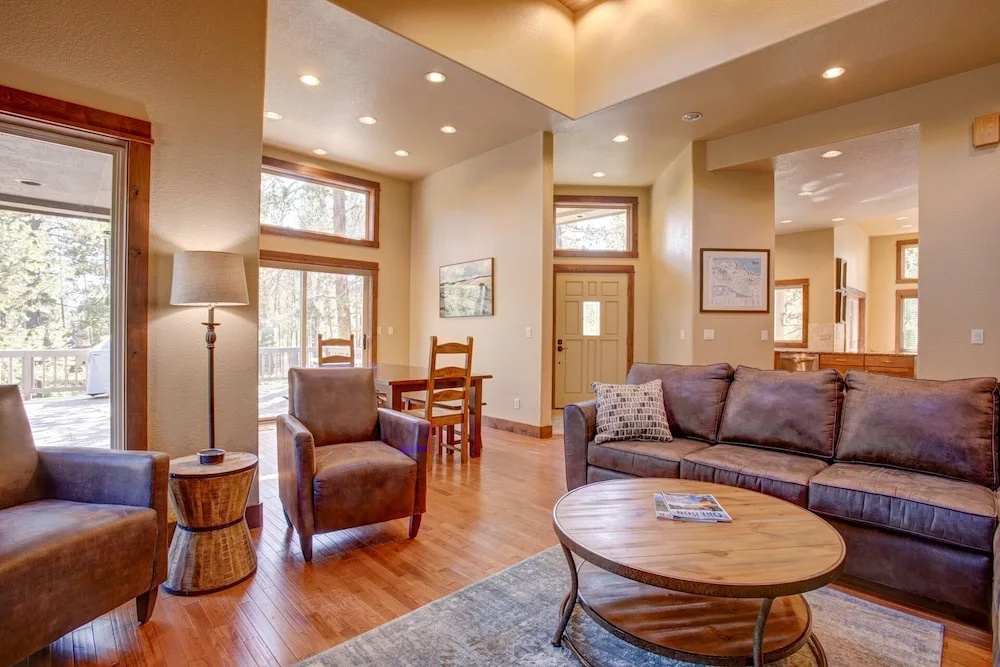 Stunning W/ Hot Tub & Expansive Deck 4 Bedroom Home