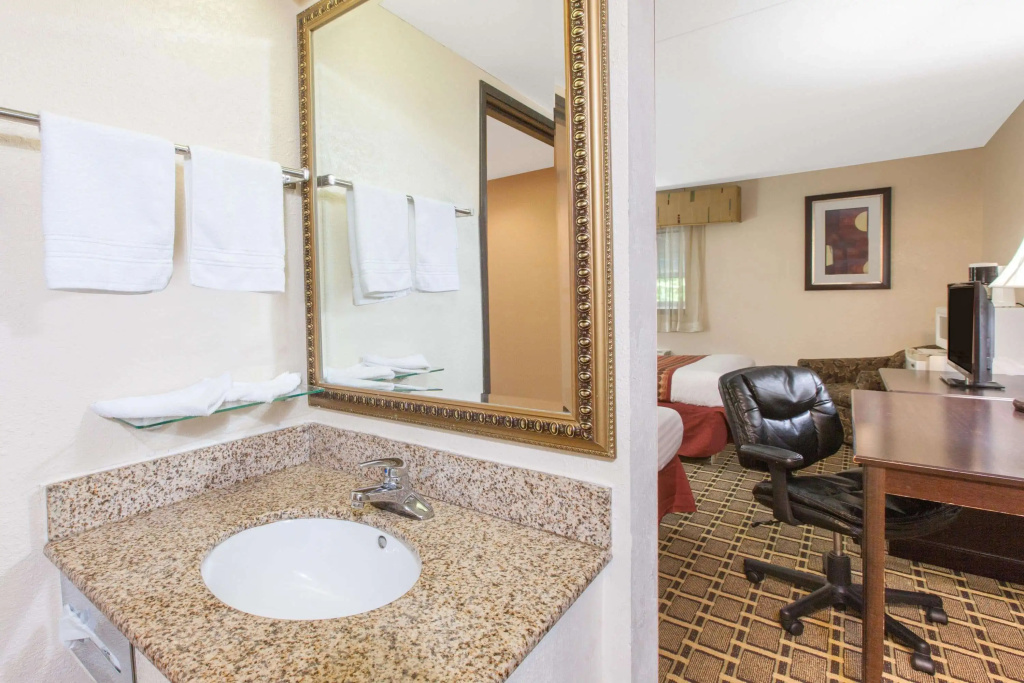 Days Inn & Suites by Wyndham Madison Heights MI