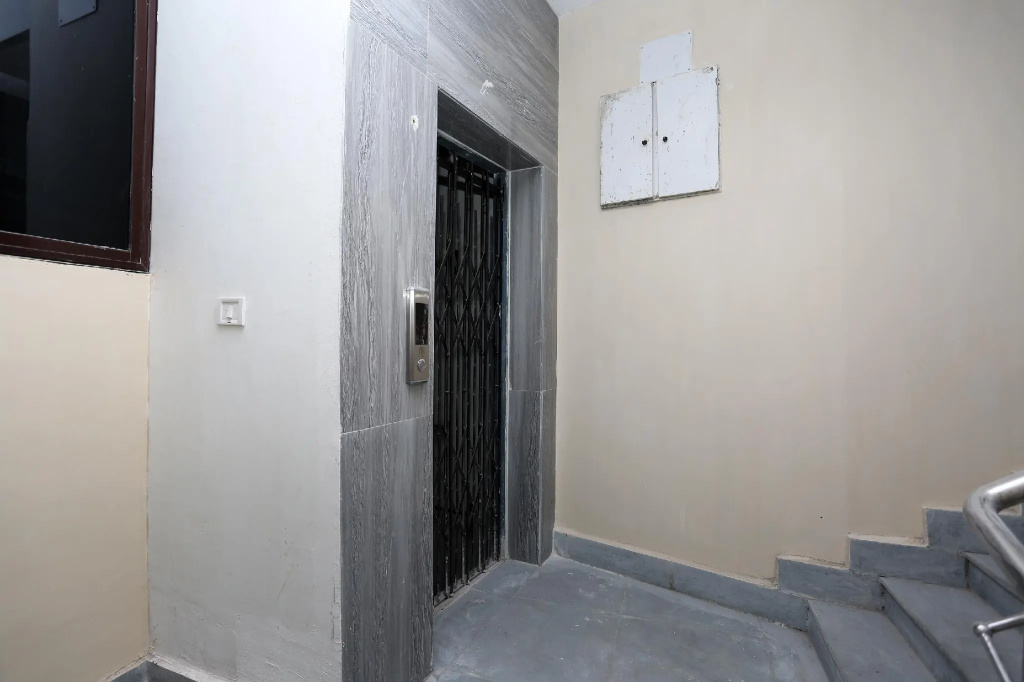 OYO Flagship 11549 Crystal INN