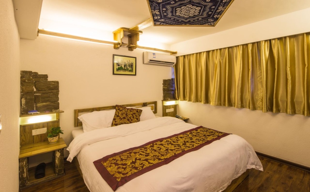 Destination Youth Hostel-Walk 5 minutes to east entrance of national park,Coffee,Book tickets,Laundry service,Experienced tour guide service