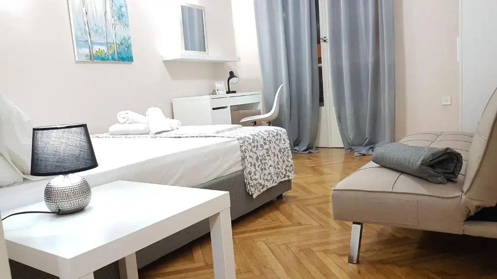 Olive Apartment- Athens Center, 4 BD, 1.5 BATH