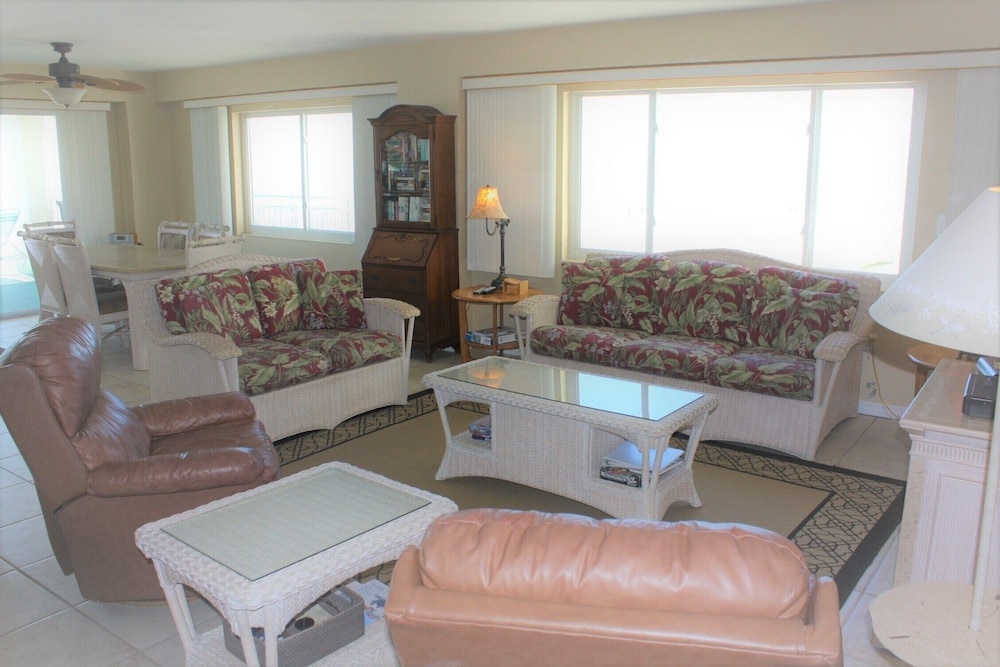 Jamaica Royale 401 - 2 Br Condo