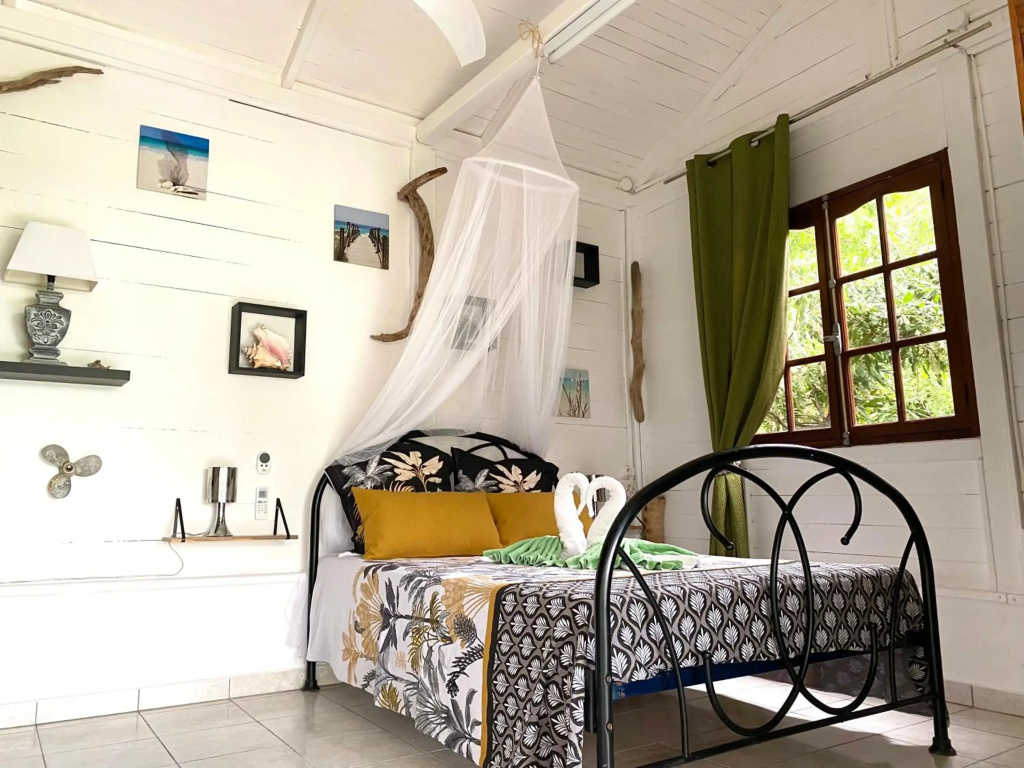 LODGE PAMPLEMOUSSE avec PISCINE privative , dans parc calme à 500 m plage