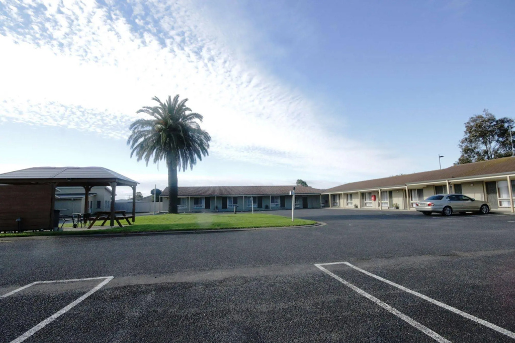 Golden Palms Motel