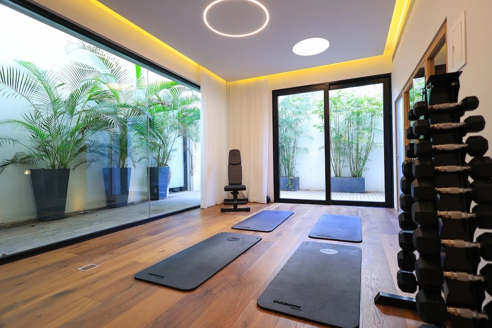 Luxurious Coastal Villa w Pool & Garden