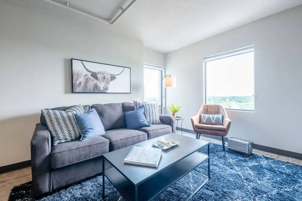 Top Floor!  Amazing Views, Free Parking, Fast Wifi & Gym!