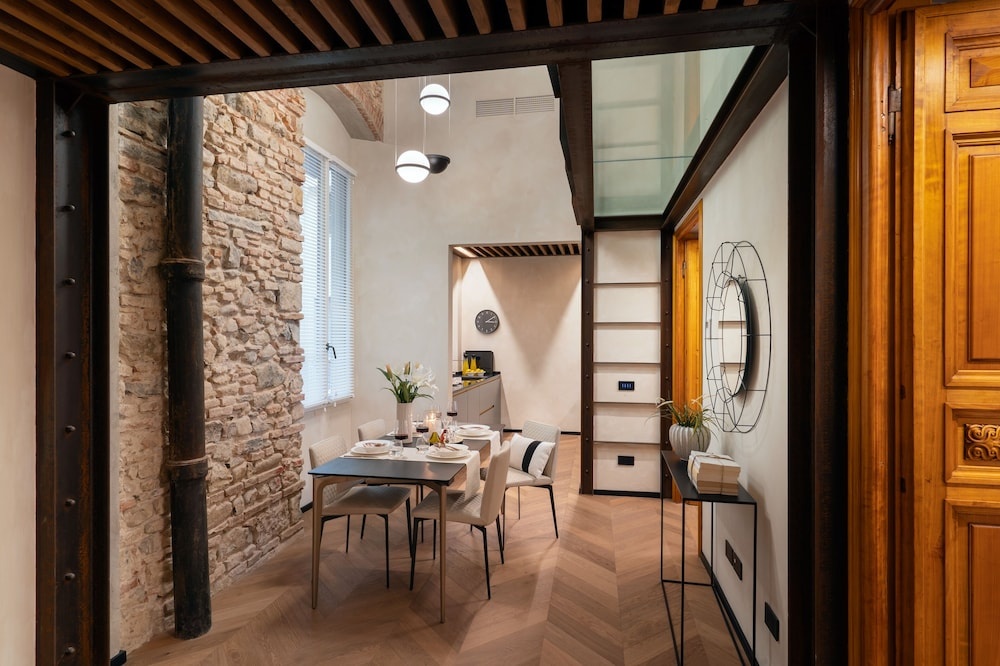 Arts & Crafts Apartments