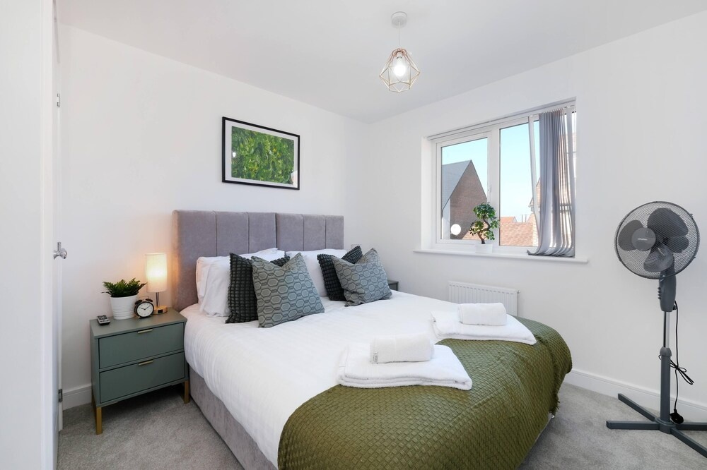 Luxaura 5 Bedroom 3 Bath Service House w/ Parking
