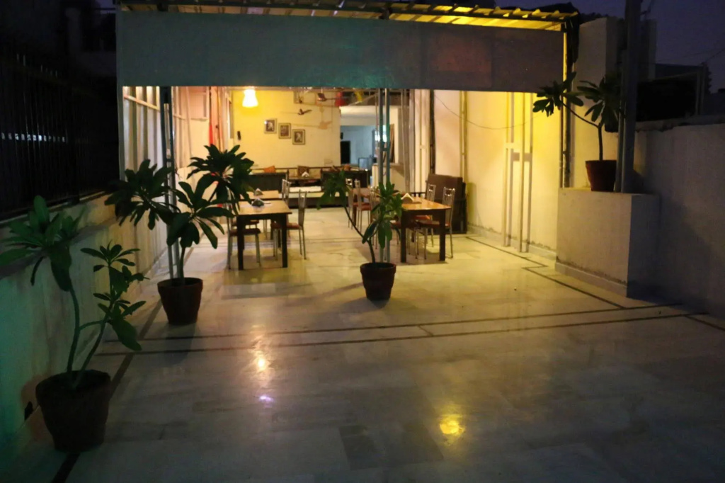 Hotel All Iz Well - Just a min away from New Delhi Railway Station