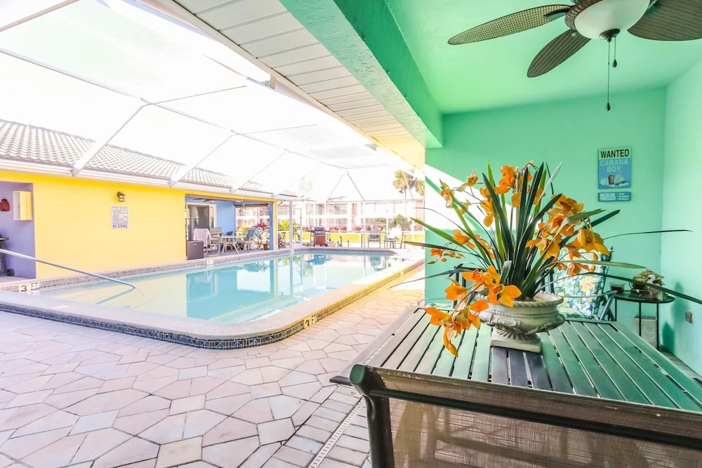 Seatuit Condominiums