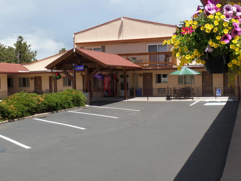 Kinnikinnik Motor Lodge
