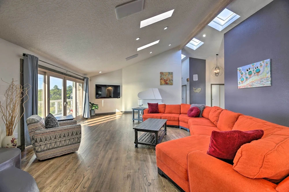 Luxurious Newport Estate w/ Spa & Lighthouse Views