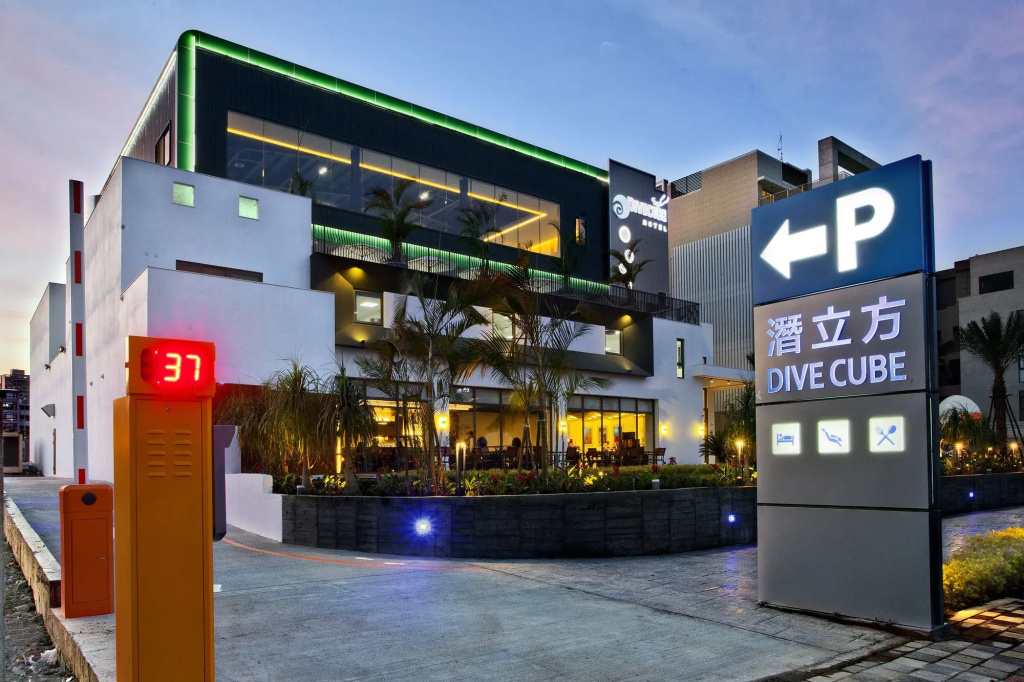 DiveCube Hotel