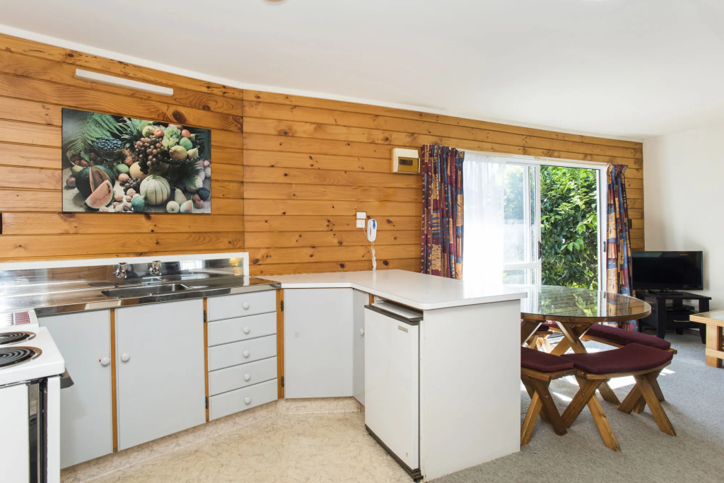 Tudor Park Motel Spacious with kitchens 1 minute walk to restaurant and shopping centre and Gisborne Hospital