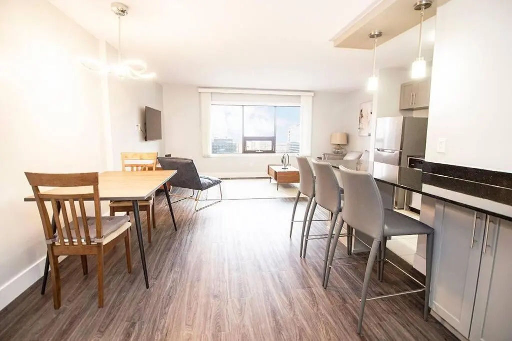 Modern 1BR condo with great view Free parking