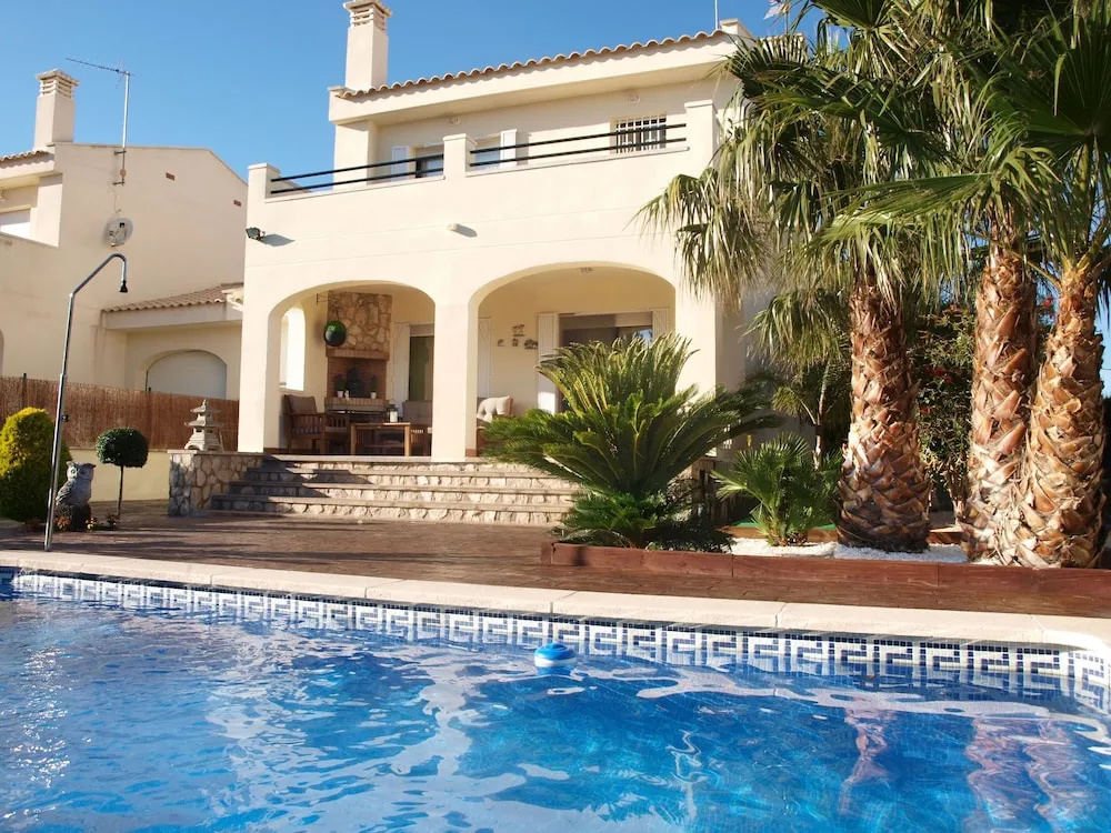 Enthralling Holiday Home in Ametlla de Mar With Private Pool