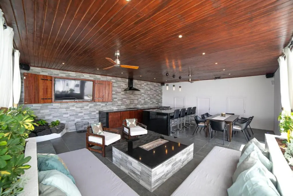 6 Bedroom Luxury Villa 300m from the water front