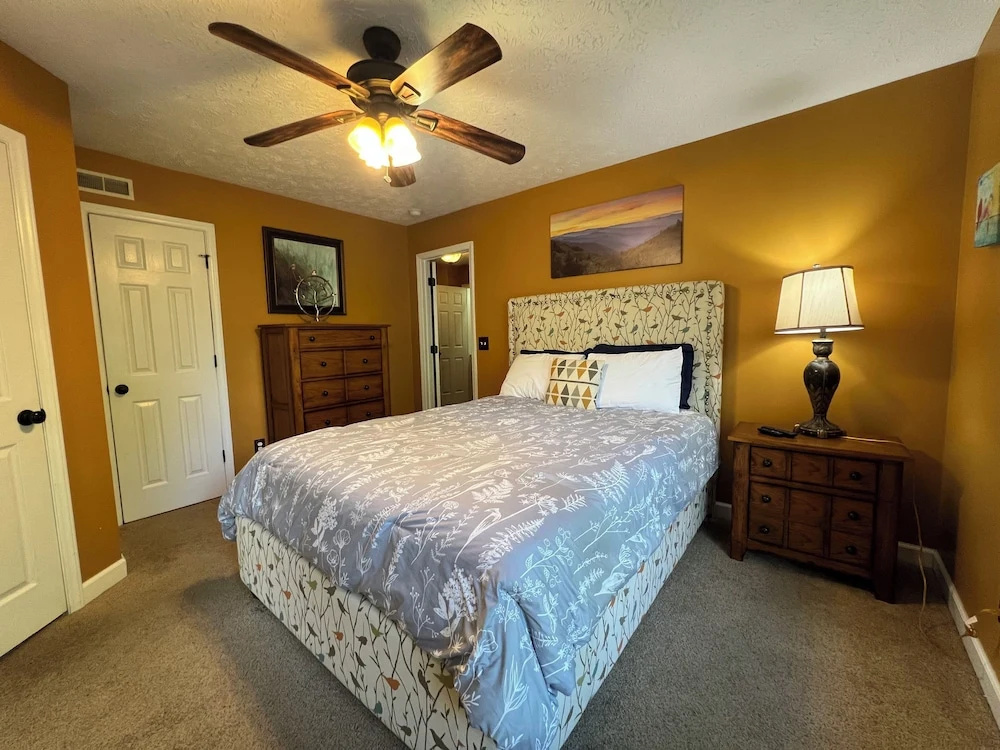 Secluded Cabin for 10 in Chalet Village and Hot Tub